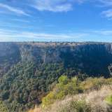 Ammiriamo cos� le pareti rocciose che la compongono e la fitta vegetazione che si � insediata tra di esse